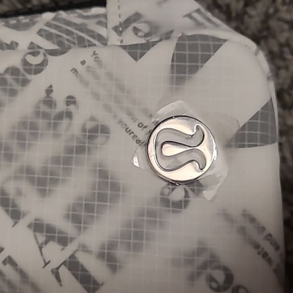 Lululemon - Picture 3 of 4